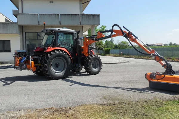 Brazo desbrozador hidráulico con geometría compensada y extremo telescópico montado en el chasis central del tractor Emphasis Flexor Hymach Evidenza