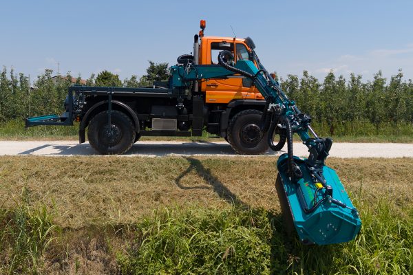 Braccio decespugliatore articolato e telescopico avanzato per applicazione scarrabile su pianale di autocarro