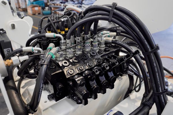 Distribuidor electrohidráulico con funciones controladas mediante un joystick de una palanca