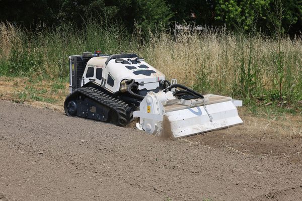 La fresadora para suelo del robot portaherramientas Herbhy está diseñada para preparar el terreno y afinar el suelo, lo que favorece la formación de un lecho de siembra uniforme y óptimo para trabajos posteriores, intervenciones de recuperación medioambiental o mantenimiento de zonas verdes.
