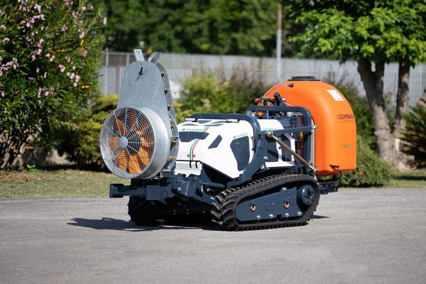 El pulverizador para robots portaherramientas está diseñado para tratamientos fitosanitarios en viñedos, huertos y cultivos especializados.