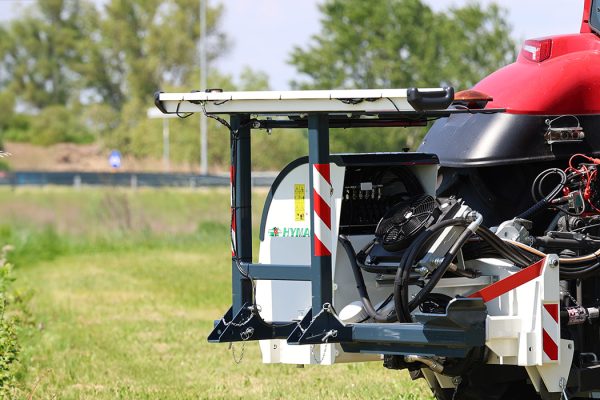 Parachoques trasero con sistema de plegado que permite reducir el espacio que ocupa la máquina durante el transporte y el almacenamiento.