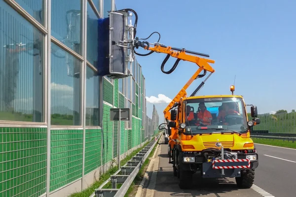 Limpiadora SolarClean para barreras viales Hymach: lo más destacado