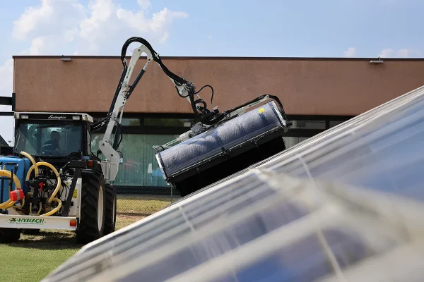 Limpiadora SolarClean para paneles fotovoltaicos y solares Hymach 4