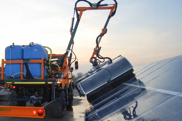 Limpiadora SolarClean para paneles fotovoltaicos y solares Hymach 8