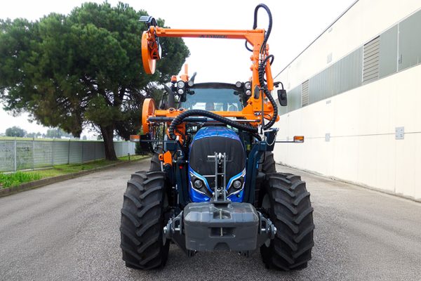 Desbrozadora de paso alto para cortar la maleza alrededor de obstáculos, acoplada al tractor