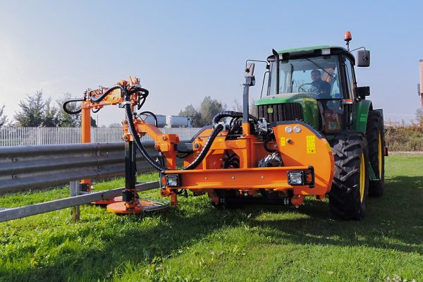 Desbrozadora y cortacésped ideal para la siega profesional de la vegetación cerca de obstáculos a lo largo del arcén.