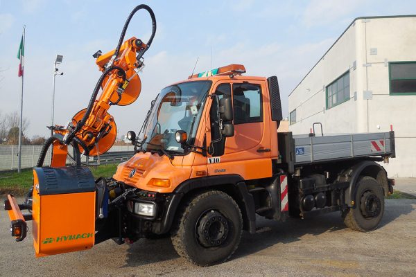 El brazo desbrozador ROADEAGLE UF de Hymach es una máquina desbrozadora y cortacésped diseñada para cortar la hierba de forma continua alrededor de obstáculos y barreras de seguridad.