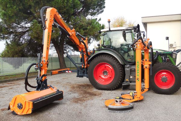 Desbrozadora de paso alto de gran tamaño para cortar la maleza alrededor de obstáculos, con enganche central al tractor